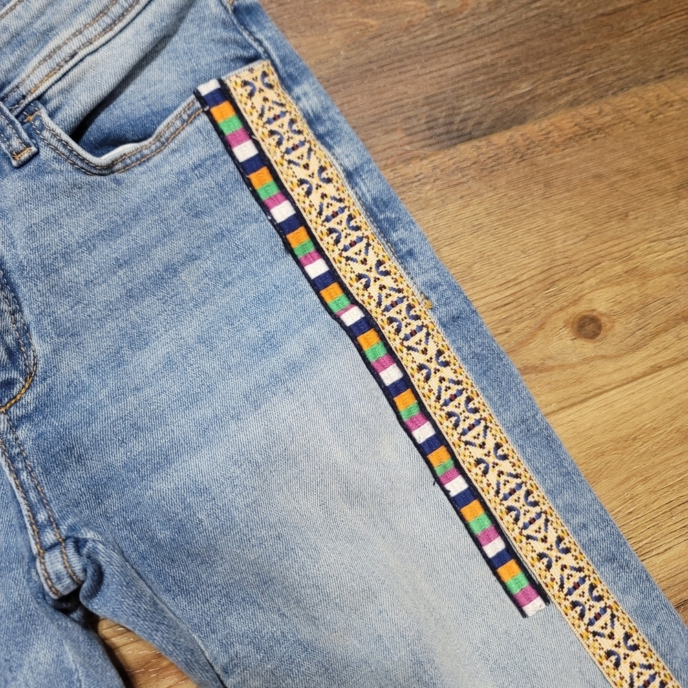 Pilcro Slim Boyfriend Crop Jeans Petite 25 Embroidered Side Stripe EUC - Picture 5 of 15